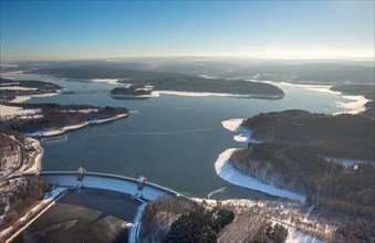 Dam with Mohnesee in winter