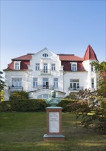 Kaiser Wilhelm Memorial in front of Villa Staudt