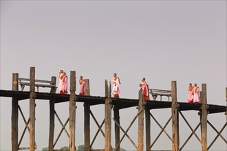 Nuns on U-Bein bridge