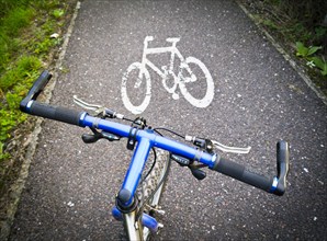 Bicycle handlebars and cycle path sign