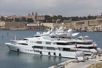 Luxury yacht Indian Empress
