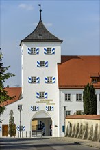 Lower gate tower