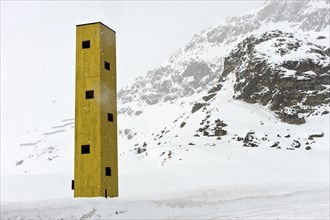 Las Colonnas lookout tower in the snow