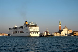 Cruise ship in front of the Chiesa San Giorgio