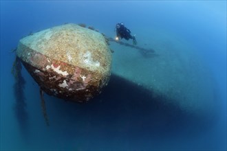 Divers at bow