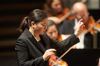 South Korean conductor Shiyeon Sung conducts the Staatsorchester Rheinische Philharmonie