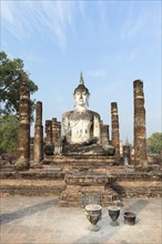 Seated Buddha statue at Wat Mahathat