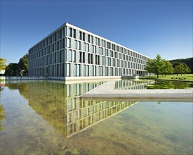 Federal Labour Court reflected in Wasserbassin