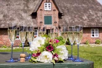 Champagne glasses and bouquet in front of Oorang Hus