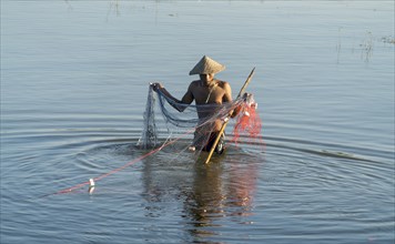 Fishermen with net in Taungthaman Lake