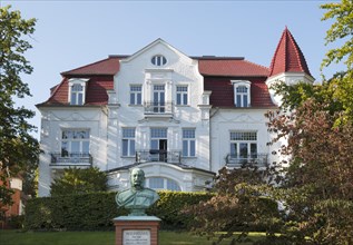 Kaiser Wilhelm Memorial in front of Villa Staudt