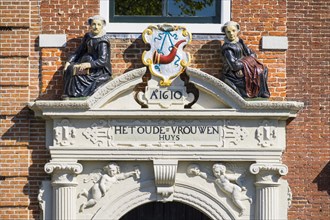 Entrance gate to Het Oude Vrouwenhuys