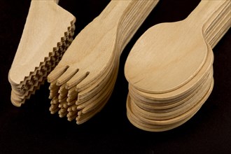Disposable wooden cutlery