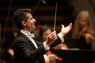 Conductor Ruben Gimeno conducts Staatsorchester Rheinische Philharmonie