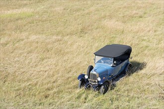 Oldtimer Citroen B10 in hay field