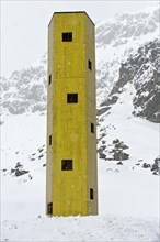 Las Colonnas lookout tower in the snow