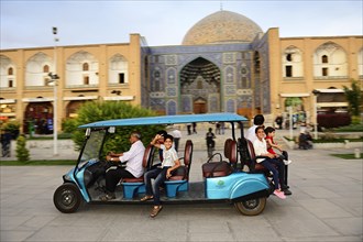 Roundtrip with touristmobile in front of the Sheich Lotfullah Mosque