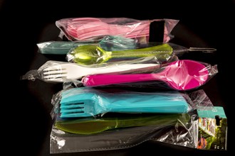 Bulk packing of plastic cutlery