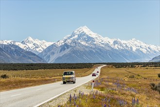 Curvy road with view to Mount Cook