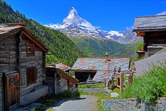 Mountain huts in the hamlet of Findeln with Matterhorn 4478m