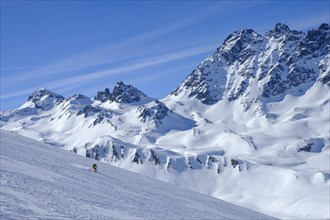 Ski tourer descending from Ils Chalchognes to Heidelberger Hutte