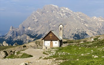 Chapel in front of Monte Antelao
