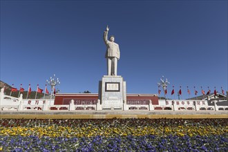 Statue of Mao Tse-tung