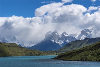Rio Paine with the Cuernos del Paine