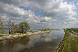 Middle Isar canal and reservoir between Ismaning and Finsing