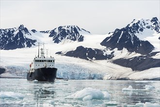 Exploration boat in front of Lilliehook glacier