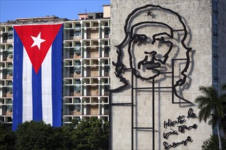 Cuban flag and portrait of Che Guevara on house facade