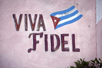 Painted wall with the flag of Cuba and the words Viva Fidel