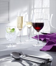 Tabe setting with filled wine glasses