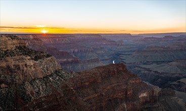 View from Hopi Viewpoint into canyon landscape