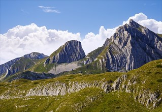 Mountains Sareni Pasovi and Stit