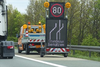 Warnings with a vehicle of the motorway maintenance authorities on the highway