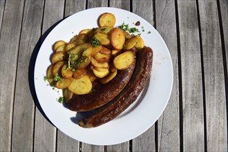 Pfalzer Bratwurste with fried potatoes