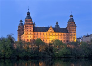 Schloss Johannisburg at dusk