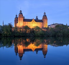 Schloss Johannisburg reflected in the Main