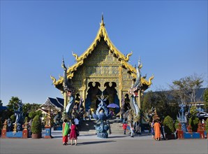 Tourists in front of Wat Rong Seur Ten