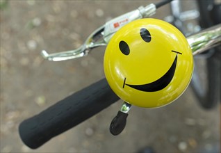 Bicycle handlebars with bell with laughing smiley