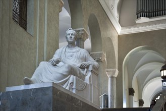 Marble figure of King Ludwig I in the Lichthof of the LMU