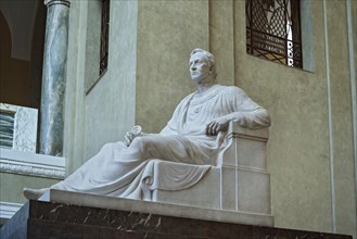 Marble figure of King Ludwig I in the Lichthof of the LMU