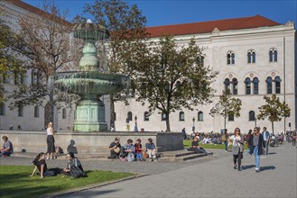 The Geschwister-Scholl-Platz with its fountain