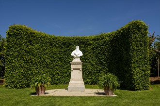 Leonardo-da-Vinci memorial in the garden of the Chateau d'Amboise