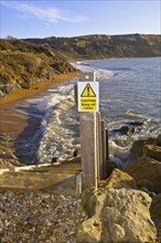 Caution Keep off rocks