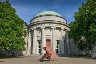 Kunsthalle Hamburg with sculpture