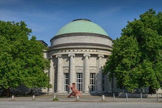 Kunsthalle Hamburg with sculpture