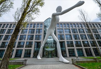 Sculpture Walking Man in front of Munich Reinsurance
