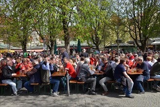 Many visitors in the beer garden
